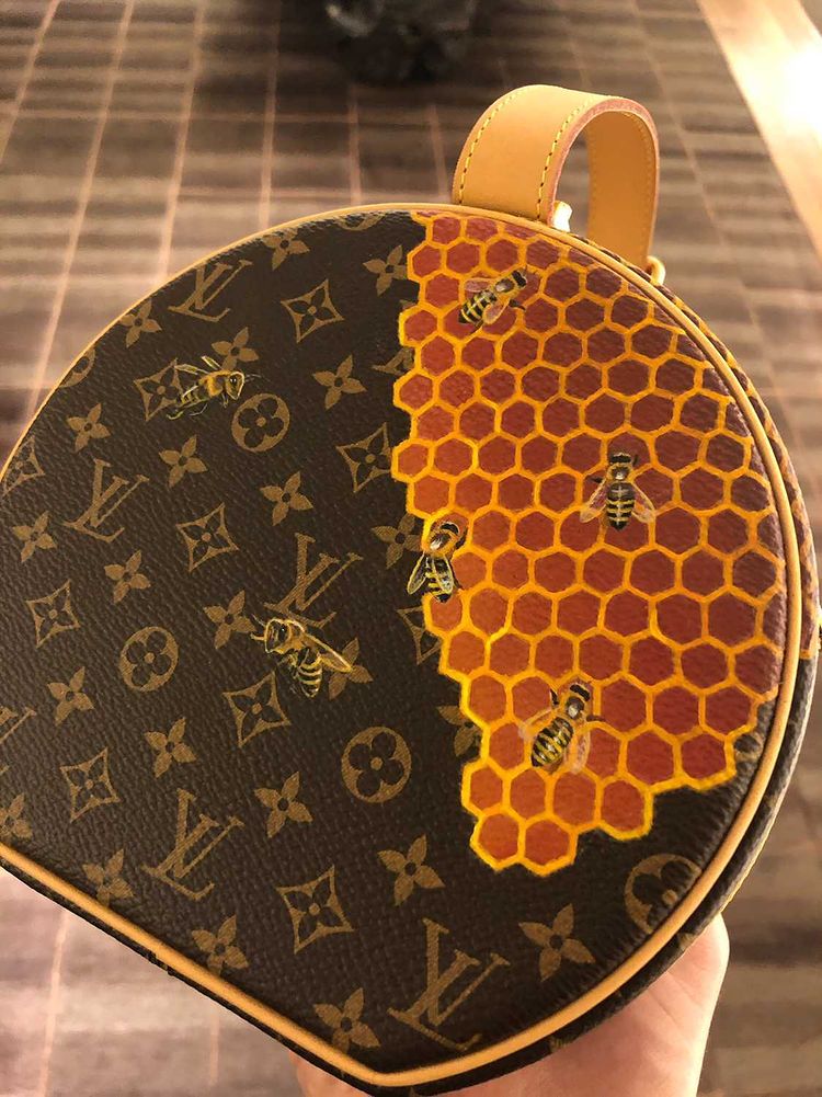 Luxe2point0 - Hand painted Louis Vuitton luggage tag painted with  @solarcolordust and @angelusstyles paints . . #louisvuittonbag  #louisvuittonlover #louisvuittonbags #luggagetag #luggagetags  #louisvuittoncustom #lv #lvlover #customlv