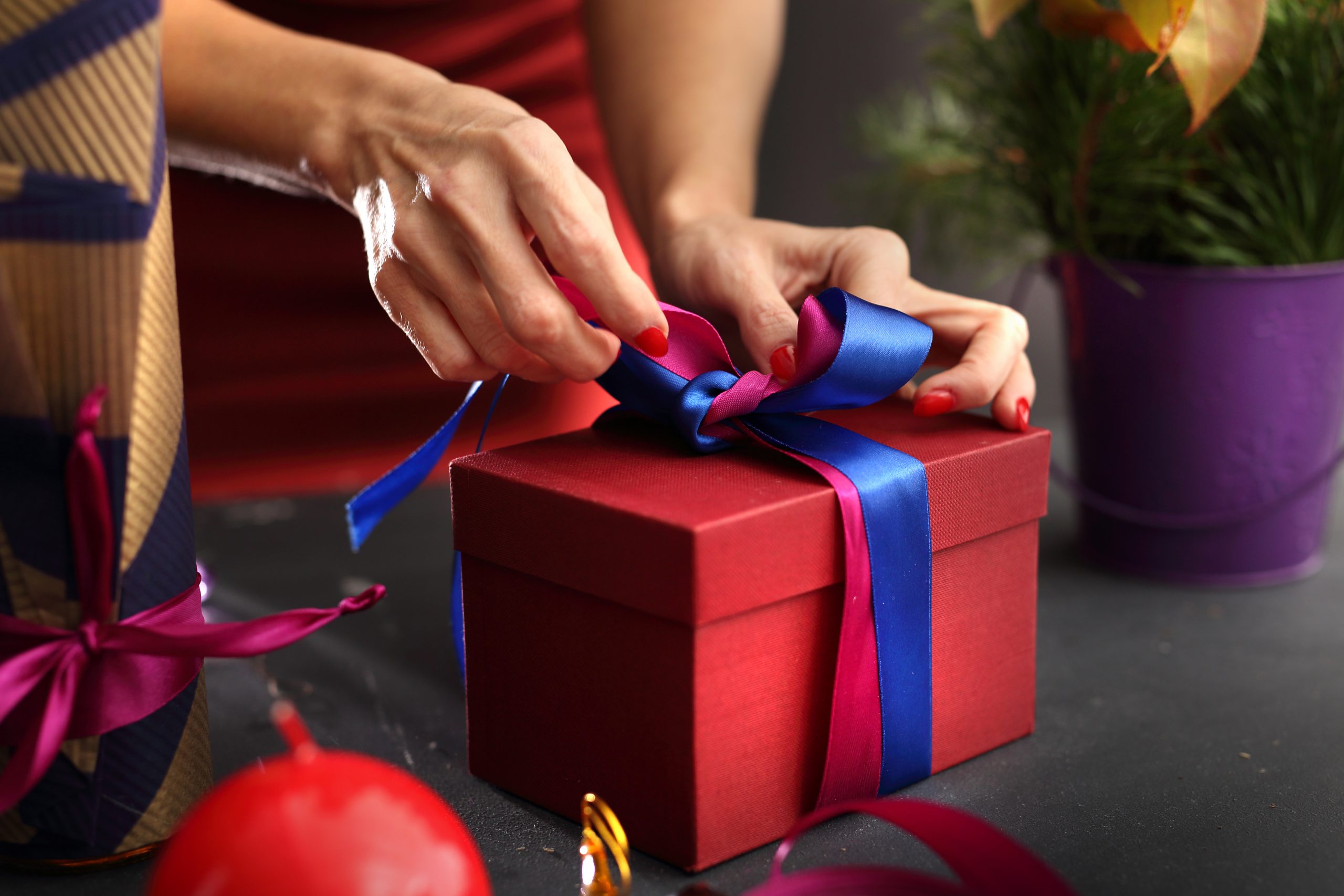 Подарки подскажите. Подарок. Бизнес подарки. Упаковать подарок. Девушка упаковывает подарок.